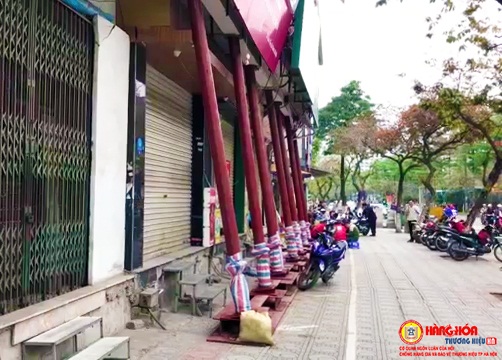 Kỳ lạ, 3 ngôi nhà “chống nạng” ở Hà Nội